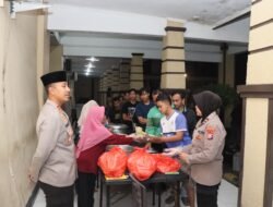 Warga Antusias Ikut Sahur Bareng Polisi yang Digelar Polres Kediri Kota