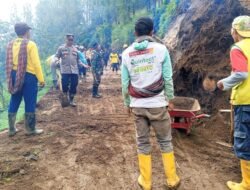 Aksi Cepat Tanggap Polisi bersama TNI dan BPBD Tangani Tanah Longsor di Probolinggo