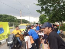 Ramadhan Berkah, Polres Pelabuhan Tanjungperak Gandeng PMII Berbagi Takjil di Suramadu