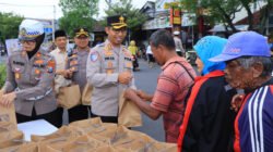 Berbagi Takjil Polres Ngawi Sosialisasikan Hotline 110 untuk Mudik Aman