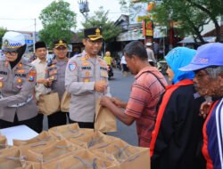 Berbagi Takjil Polres Ngawi Sosialisasikan Hotline 110 untuk Mudik Aman
