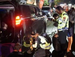 Sigap Polantas Polres Tuban Bantu Pemudik yang Alami Pecah Ban Tuai Pujian