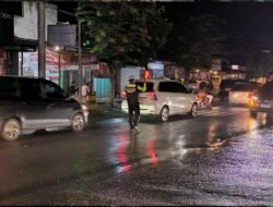 POLSEK NGADILUWIH MEMPERKUAT PENJAGAAN DAN KELANCARAN LALU LINTAS DI BERBAGAI TITIK RAWAN KEMACETAN