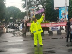 Kapolres Nganjuk Pimpin Penguraian Arus Balik di Simpang 4 Traffic Light Kertosono di Tengah Cuaca Ekstrem