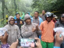 Gotong Royong Polisi Bersama TNI dan BPBD Tangani Longsor Pacet Mojokerto