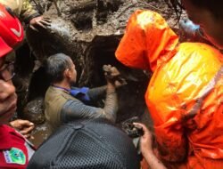 Gotong Royong Polisi Bersama TNI dan BPBD Tangani Longsor di Pacet Mojokerto