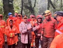 Cuaca tidak mendukung, Polisi dan Tim Evakuasi Sempat Tunda Pencarian Korban Longsor di Pacet