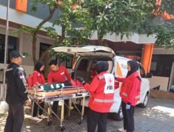 RUMAH ZAKAT MALANG DAN KSR ITSK dr. SOEPRAOEN PERINGATI HKBN DENGAN SIMULASI BENCANA GEMPA