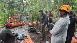 Penuh Perjuangan Polisi Bersama Tim SAR Berhasil Evakuasi Jenazah Pendaki di Gunung Saeng Bondowoso