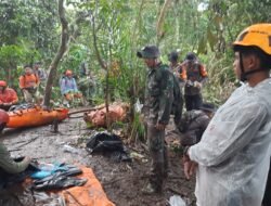 Penuh Perjuangan Polisi Bersama Tim SAR Berhasil Evakuasi Jenazah Pendaki di Gunung Saeng Bondowoso