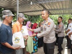Cangkrukan Kamtibmas Polres Kediri Kota Berbagi Sembako dan Gelar Bakti Kesehatan
