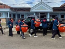 Kolaborasi Rumah Zakat dan KSR UB Pengadaan Tempat Sampah di Desa Bocek