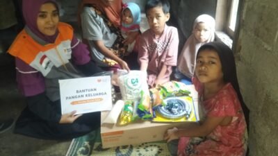 Rumah Zakat Salurkan Bantuan Pangan Keluarga untuk Bu Asiyah