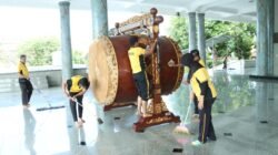 Bersihkan Masjid Agung, Puluhan Personel Polres Bangkalan Gelar Bakti Religi Sambut Hari Bhayangkara ke – 79