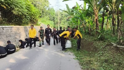 Polres Blitar Kota Gandeng Perguruan Silat Bersihkan Lingkungan Sambut Hari Bhayangkara ke -79