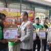 Polres Kediri bersama Bhayangkari Cabang Kediri mengadakan bakti sosial dengan membagikan paket sembako kepada ratusan pengemudi ojek online (Ojol)