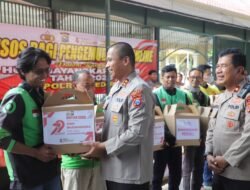 Polres Kediri bersama Bhayangkari Cabang Kediri mengadakan bakti sosial dengan membagikan paket sembako kepada ratusan pengemudi ojek online (Ojol)