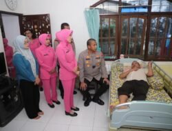 Penuh Kepedulian, Kapolres Kediri Anjangsana ke Rumah Anggota yang Sakit