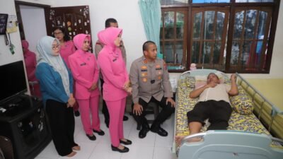 Penuh Kepedulian, Kapolres Kediri Anjangsana ke Rumah Anggota yang Sakit