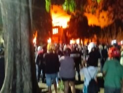 Kediri Membara! Beberapa Oknum Demonstran Membakar Sejumlah Instansi Pemerintah