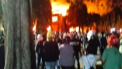 Kediri Membara! Beberapa Oknum Demonstran Membakar Sejumlah Instansi Pemerintah