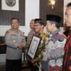 Kapolrestabes Surabaya Beri Penghargaan Kapolsek Wonokromo dan Toga Tomas atas Peran Aktif Jaga Kamtibmas