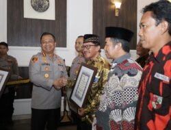 Kapolrestabes Surabaya Beri Penghargaan Kapolsek Wonokromo dan Toga Tomas atas Peran Aktif Jaga Kamtibmas