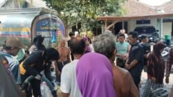 Polri Untuk Masyarakat : Polisi Datangkan Dua Tangki Air Bersih untuk Warga Kenduruhan Pasuruan