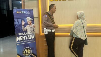 KB Samsat Surabaya Selatan: Polantas Menyapa, anggota samsat surabaya selatan Tunjukkan Pelayanan Humanis kepada Wajib Pajak