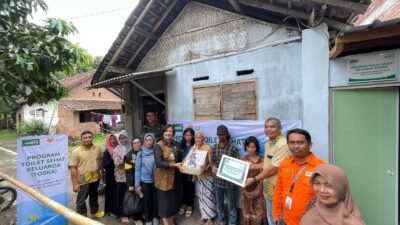 Toilet bersih untuk keluarga Pak Supri, seorang kuli bangunan dengan istri penyandang disabilitas mental.