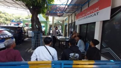 Satlantas Polres Gresik kembali melaksanakan kegiatan “Polantas Menyapa” dengan memberikan sosialisasi kepada masyarakat mengenai mekanisme dan tata cara penerbitan Surat Izin Mengemudi (SIM)