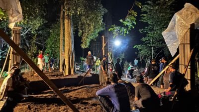 Gotong Royong Pengurukan Bangunan Pondasi Makam Leluhur Raden Ayu Dewi Sekar Wangi (Dewi Kunthi) diNgadiluwih Kabupaten Kediri