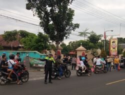 Rajut Keberkahan di Jumat Perdana, Sinergi LSM Gerak Indonesia dan Polsek Ngadiluwih Gelar Aksi Sosial Takjil Ramadan 1447 H