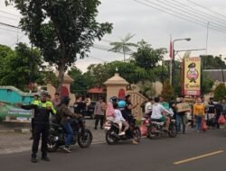 Sinergi Tanpa Batas: LSM Gerak Indonesia, Polsek Ngadiluwih dan Rumah Zakat Gelar Aksi Bagi Takjil Perdana Ramadan 1447 H