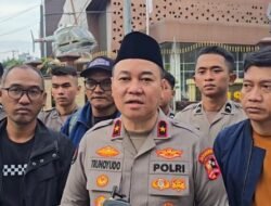 Polri dan Jurnalis Bagikan 1.500 Takjil kepada Masyarakat di Sekitar Mabes Polri