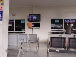 Dalam memberikan pelayanan kepada masyarakat Kantor Sistem Administrasi Manunggal Satu Atap (Samsat)