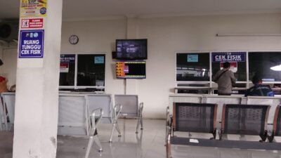 Dalam memberikan pelayanan kepada masyarakat Kantor Sistem Administrasi Manunggal Satu Atap (Samsat)