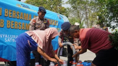 Brimob Polda Jatim Salurkan 40 Ribu Liter Air Bersih untuk Warga Gresik dan Sidoarjo