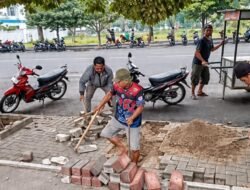 Peduli Lingkungan, Ketua Paguyuban PKL Menang Jaya SLG Kerahkan Anggota Benahi Saluran Air