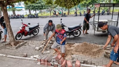 Peduli Lingkungan, Ketua Paguyuban PKL Menang Jaya SLG Kerahkan Anggota Benahi Saluran Air